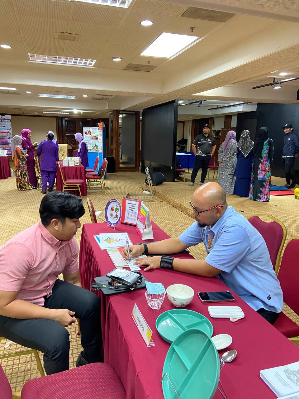 Pameran pendidikan pemakanan oleh wakil UPD HPUSM